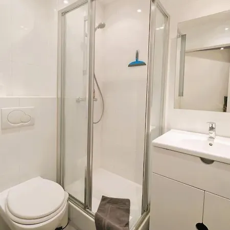 Quiet On Garden - St Ambroise アパート