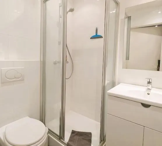 Quiet On Garden - St Ambroise Apartament